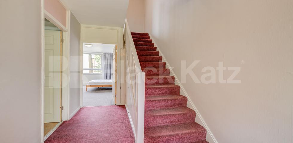 Spacious 4 bed , no lounge, mins to tube, shops and UCL Munster Square, Regents Park / Camden